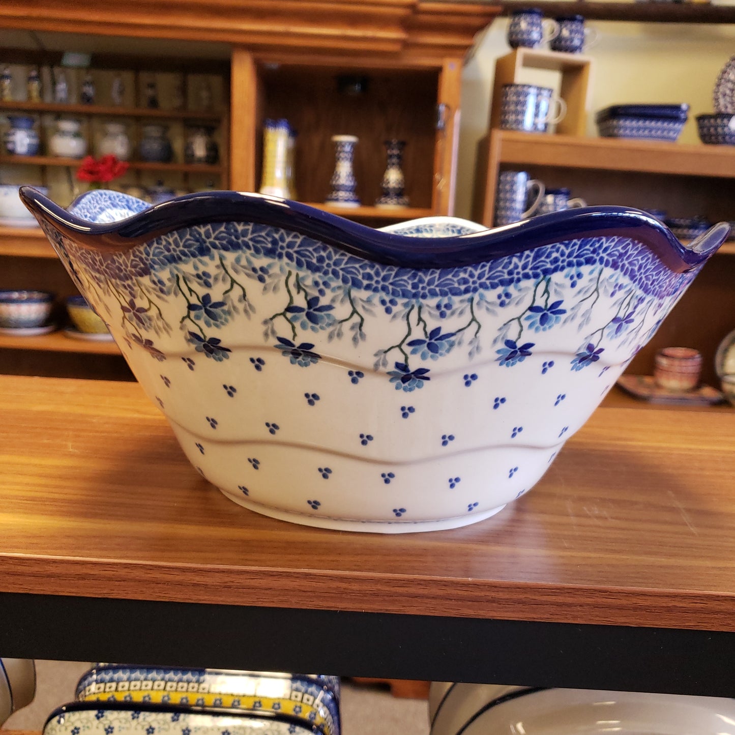 Bowl ~ Wavy Edge ~ Large ~ 12" 693-2524X ~ Clover Fields / 12 cups