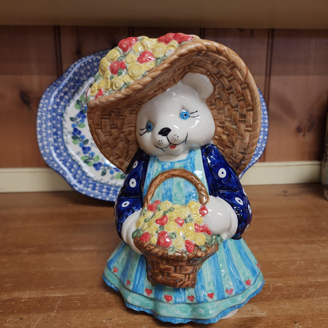 Figurine ~ Bear with hat and basket