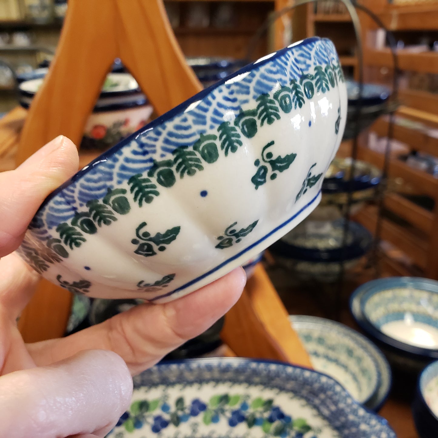 Bowl Scalloped 4.5" 1257X ~ Red Robin PF1024