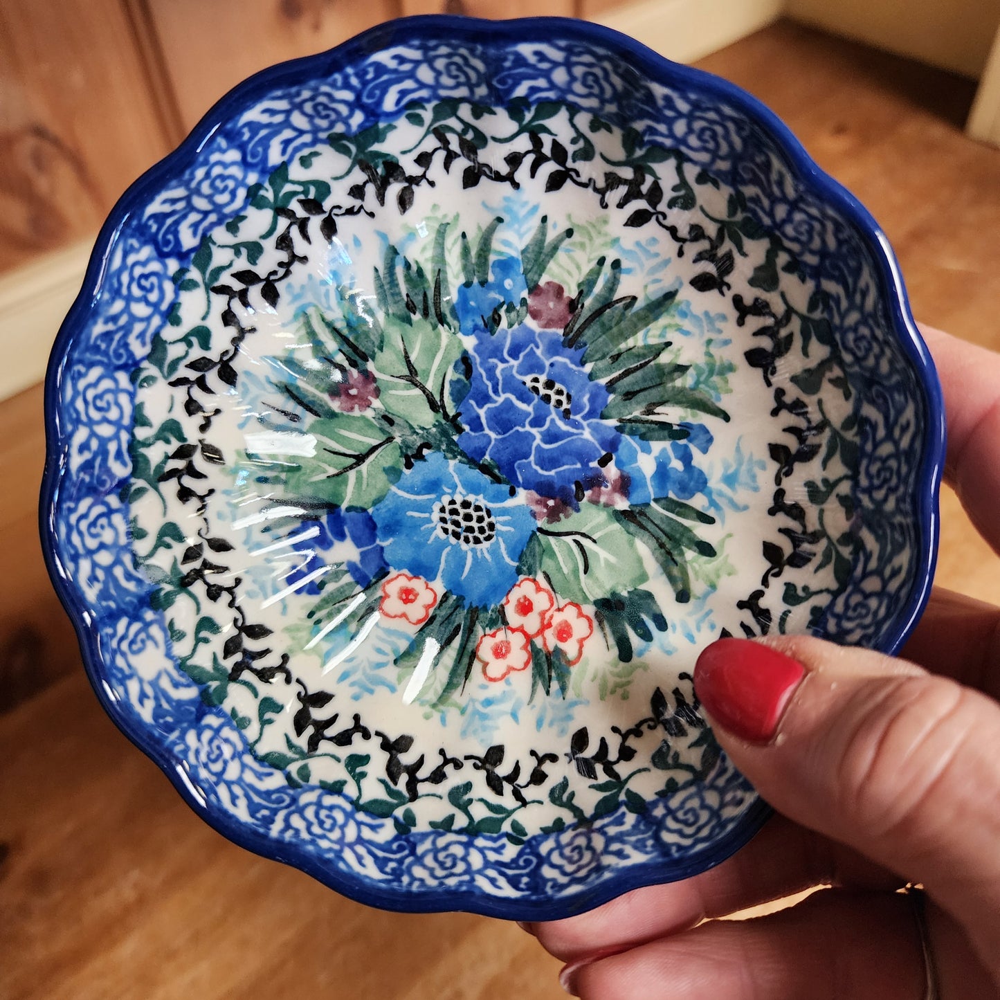 Bowl ~ Scalloped ~ 4.5" U4572 ~ U4 ~ M. Starzyk