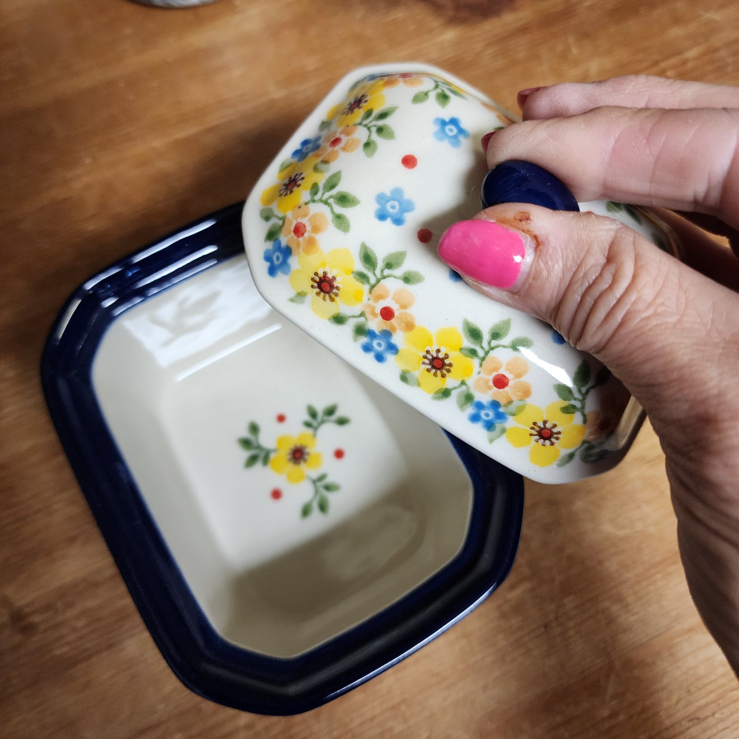 Covered Container ~ 3.25"H x 3.5"W x 4.5"L 385-2225X Buttercup