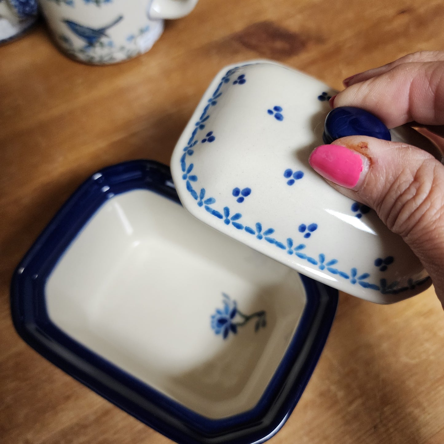 Covered Container ~ 3.25"H x 3.5"W x 4.5"L 385-2524X Clover Fields