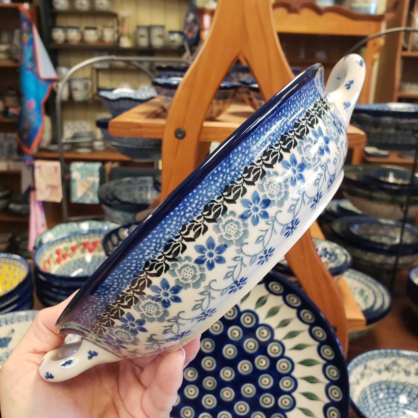 Baker ~ Round w/ Handles ~ 8" 419-2158X Silver Lace