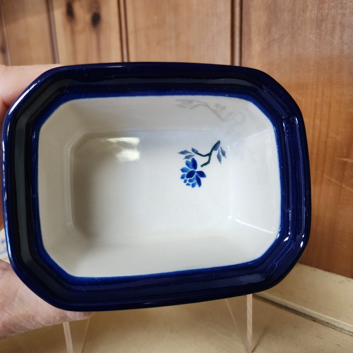 Covered Container 3.25"H x 3.5"W x 4.5"L 2524X ~ Clover Fields