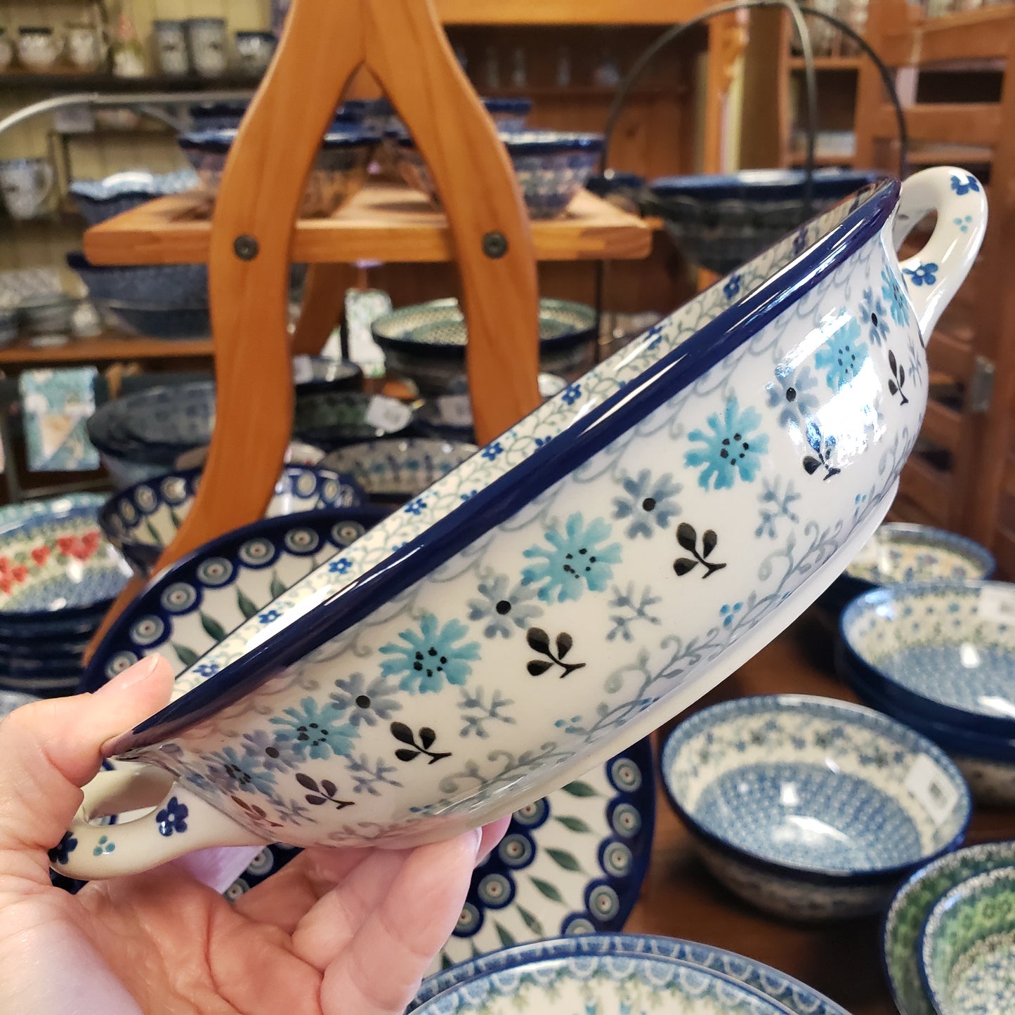 Baker ~ Round w/ Handles ~ 8" 419-2641X Bachelor Button