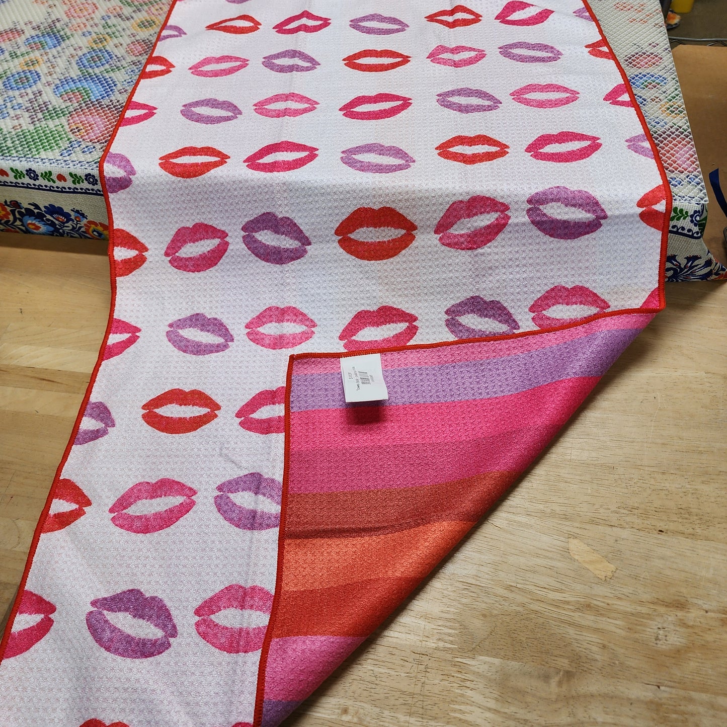 Towel /poly ~ pucker up b158