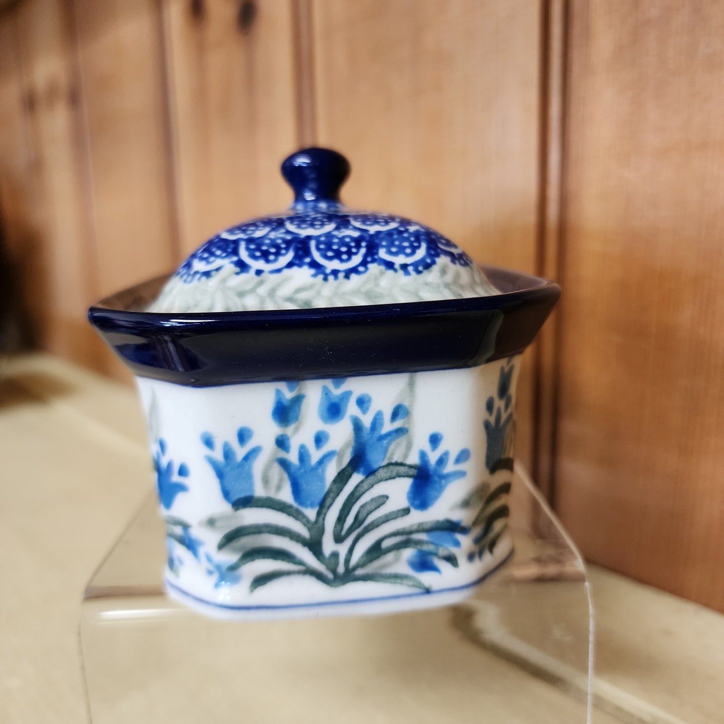 Covered Container   3.25"H x 3.5"W x 4.5"L    1432X ~ Blue Bells