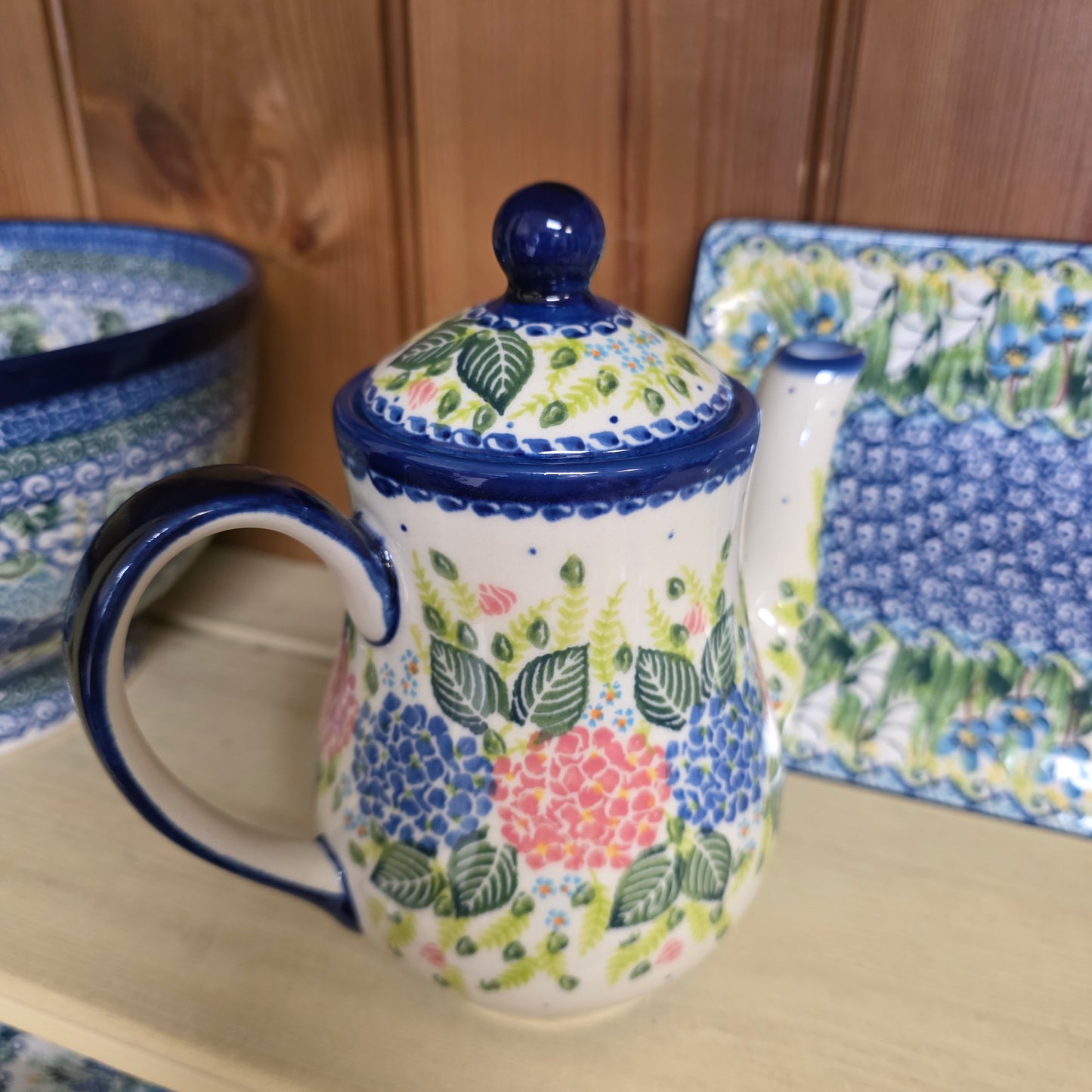 Teapot Hydrangea / 3 cups / 7". 682