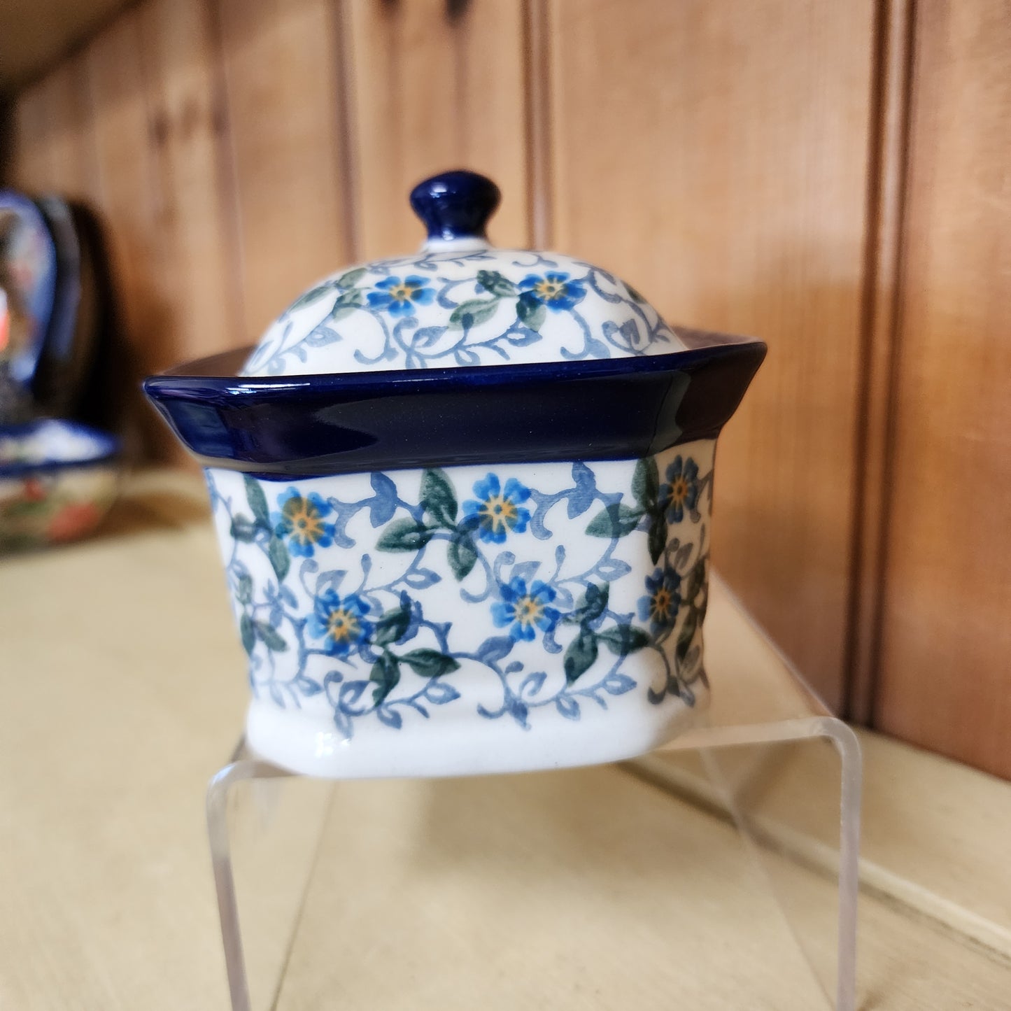 Covered Container   3.25"H x 3.5"W x 4.5"L    2089X ~ Forget Me Knots