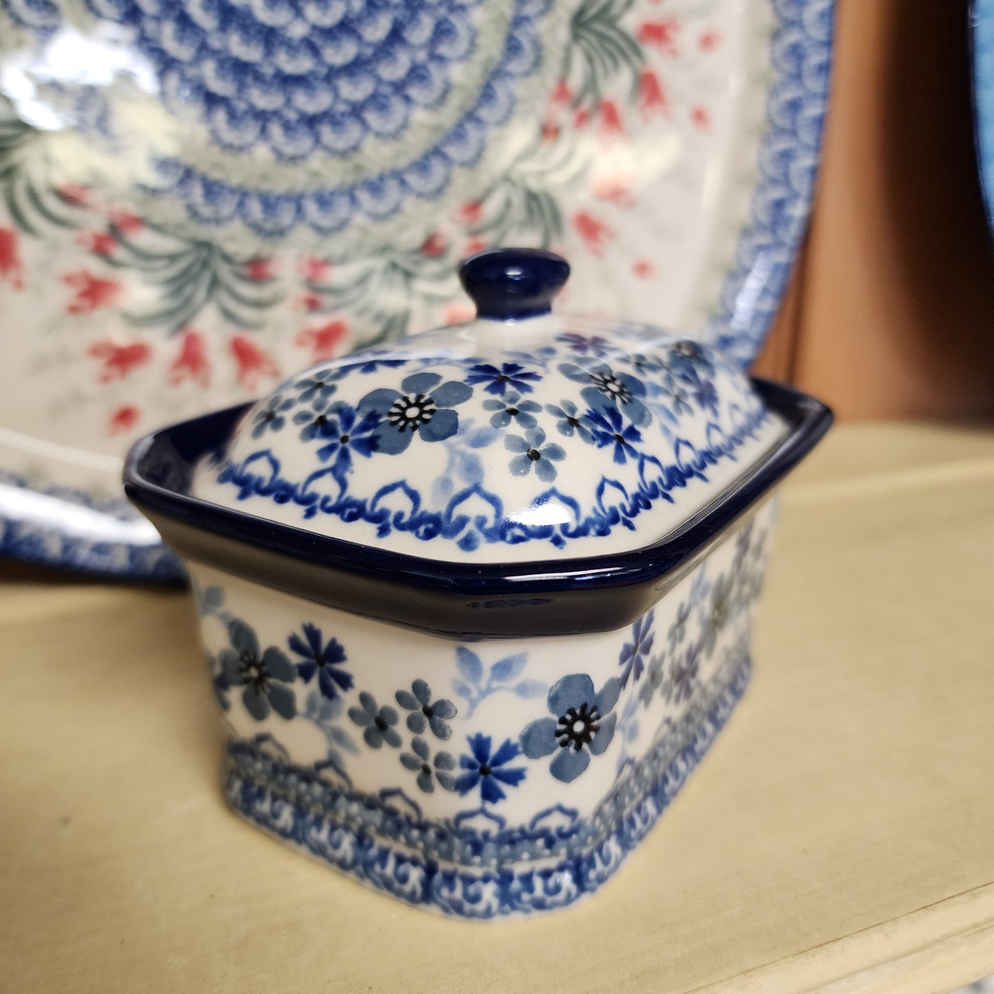 Covered Container ~ 3.25"H x 3.5"W x 4.5"L 385-2333X  Blue Horizon