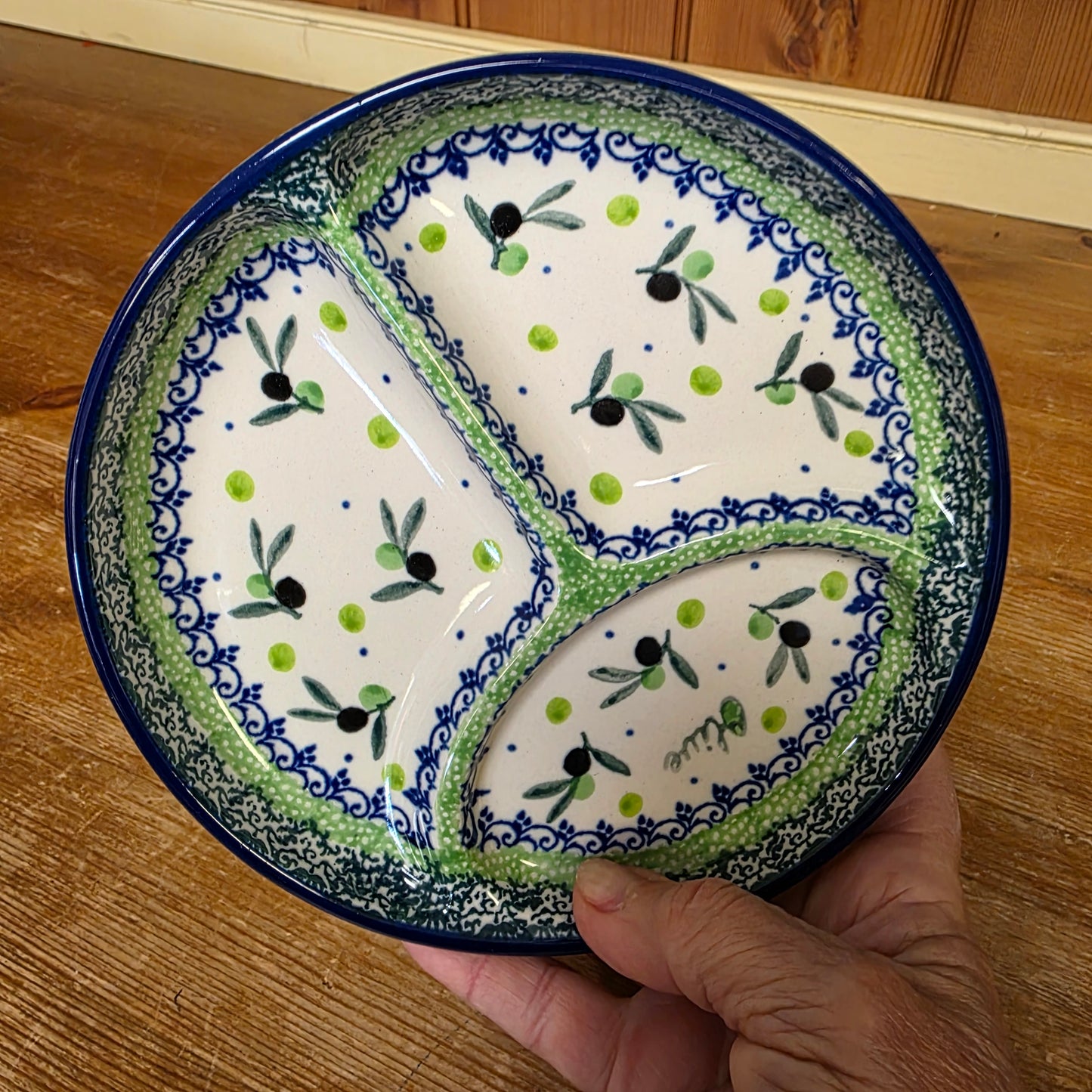 Divided Dish ~ 6.7" Round    D29-2379X  Olive Branch pf0526