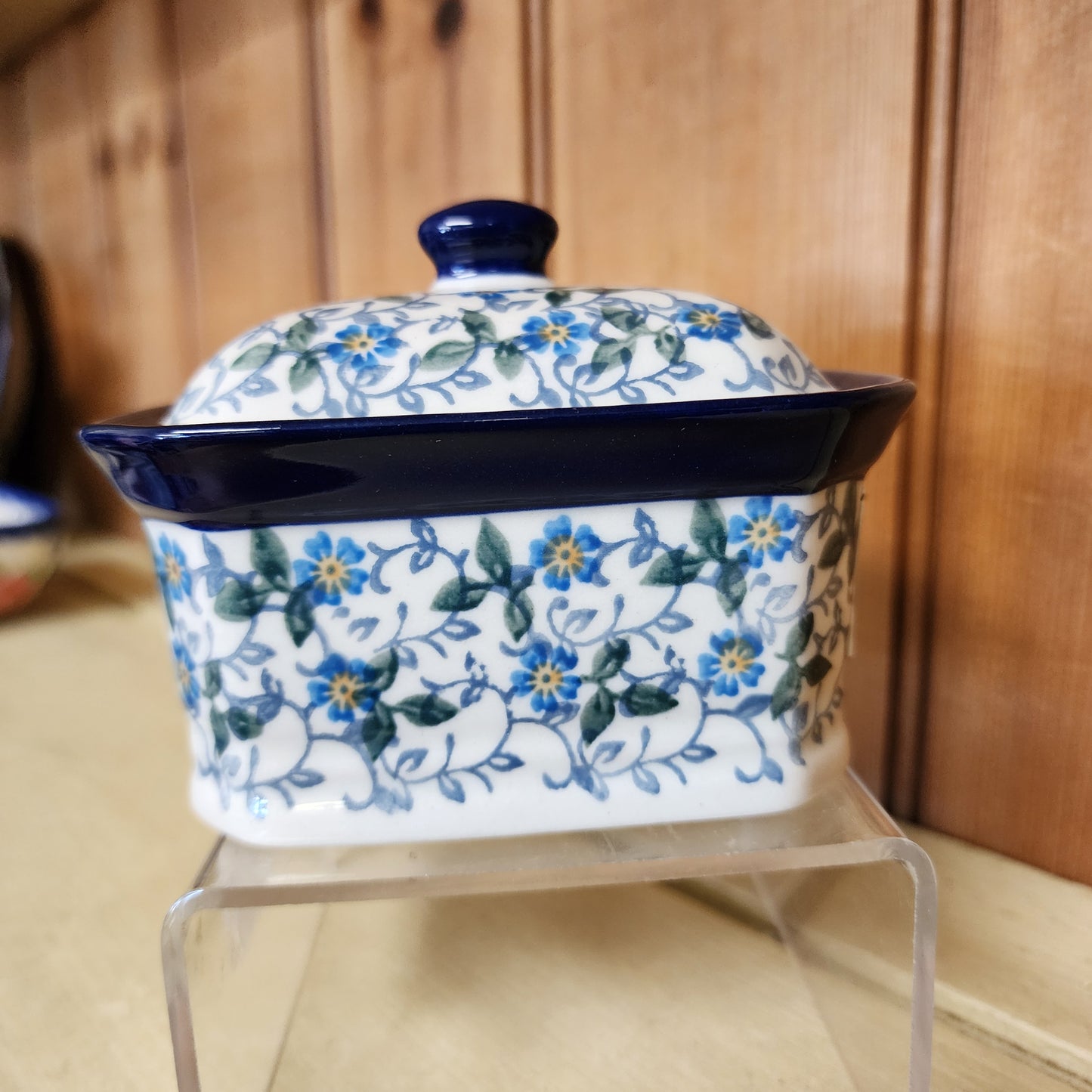 Covered Container   3.25"H x 3.5"W x 4.5"L    2089X ~ Forget Me Knots