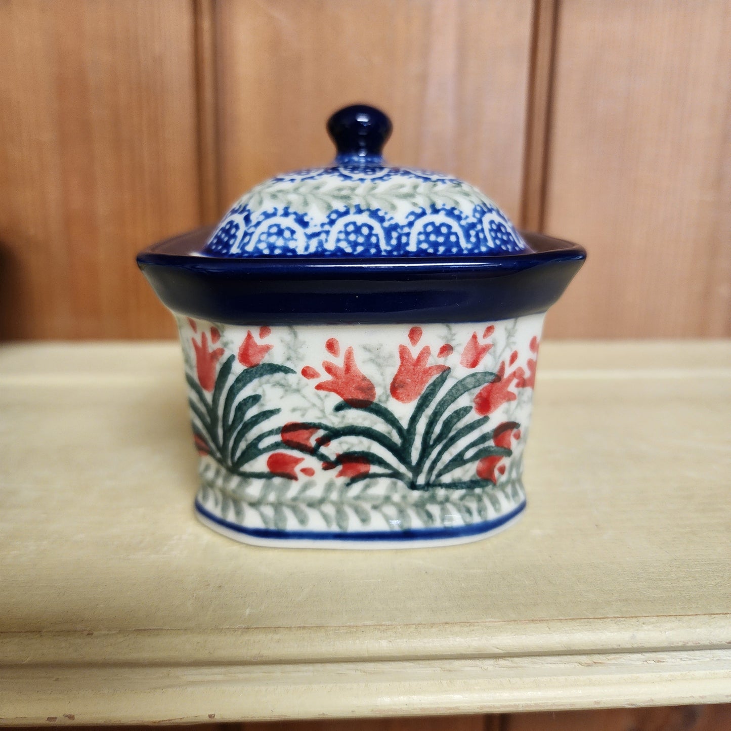 Box Covered Container   3.25"H x 3.5"W x 4.5"L  385-1437X  Crimson Bells pf0526
