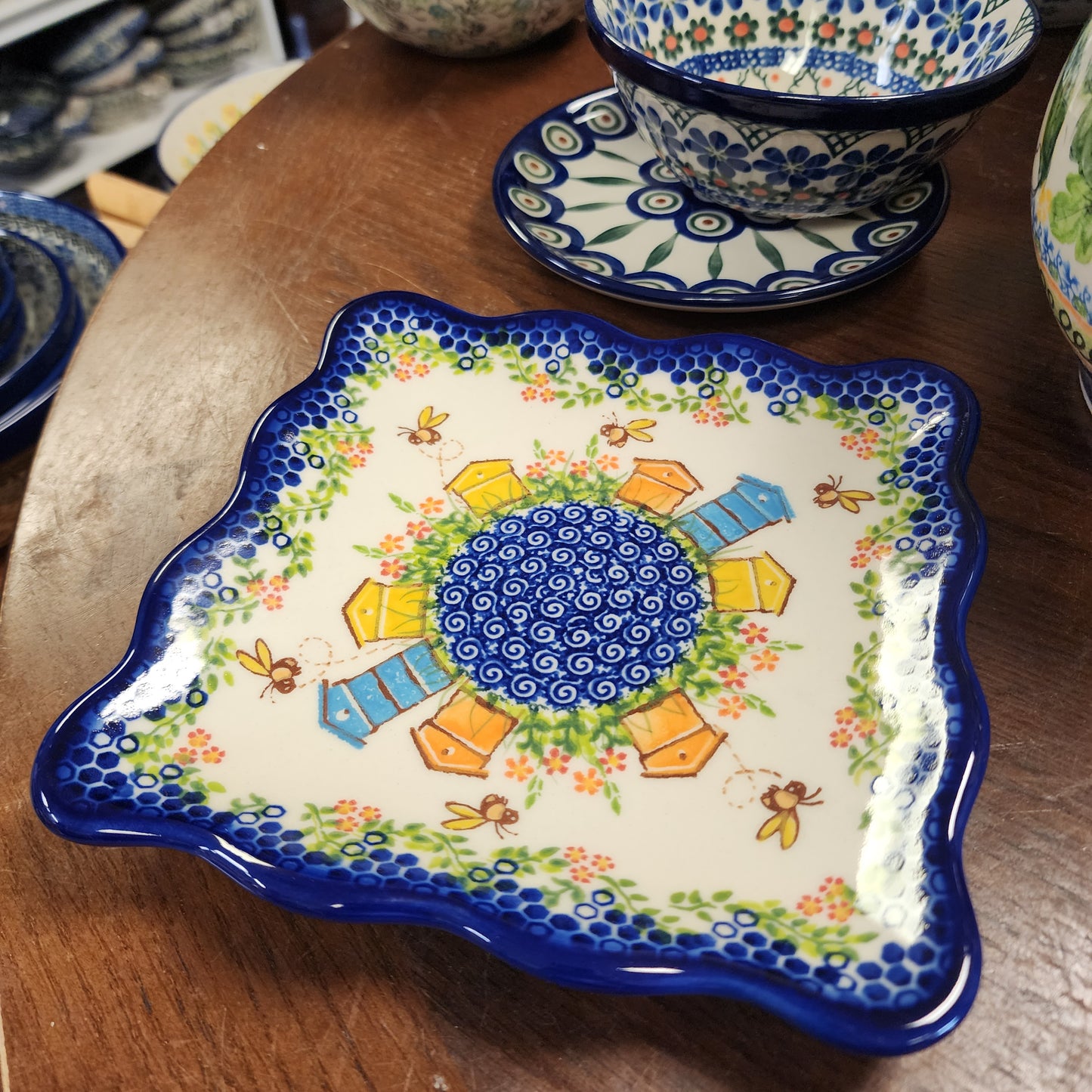 Plate Ruffle 7" Bee Hive 1042