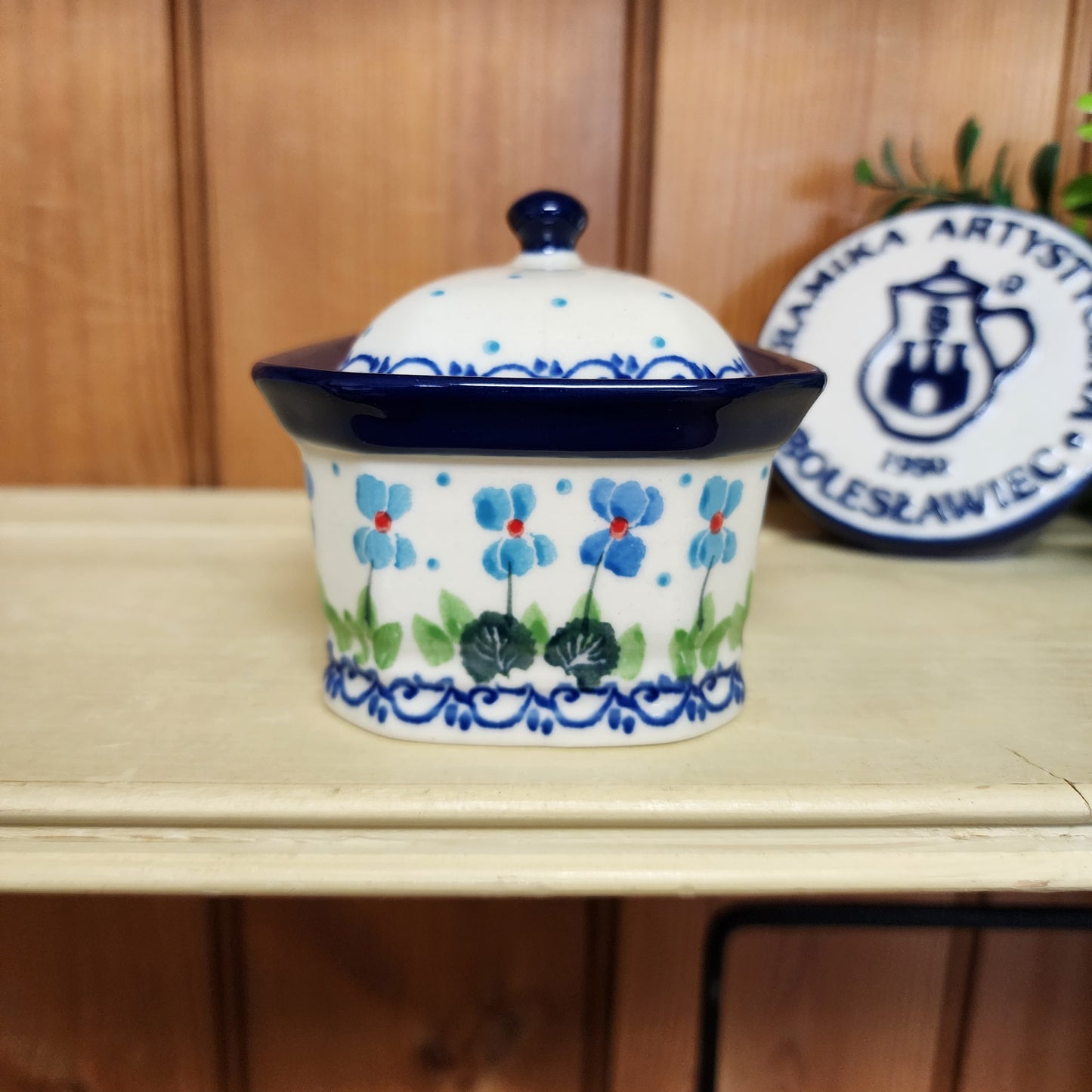 Box Covered Container   3.25"H x 3.5"W x 4.5"L  385-2668X  Dutch Iris pf0526