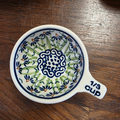 Measuring 1/3 cup / Addie rc15