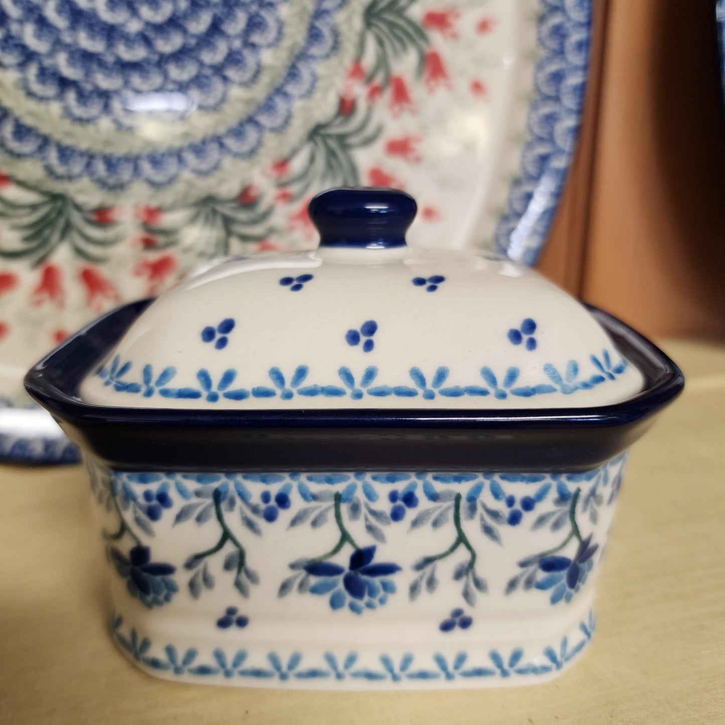 Covered Container ~ 3.25"H x 3.5"W x 4.5"L 385-2524X Clover Fields