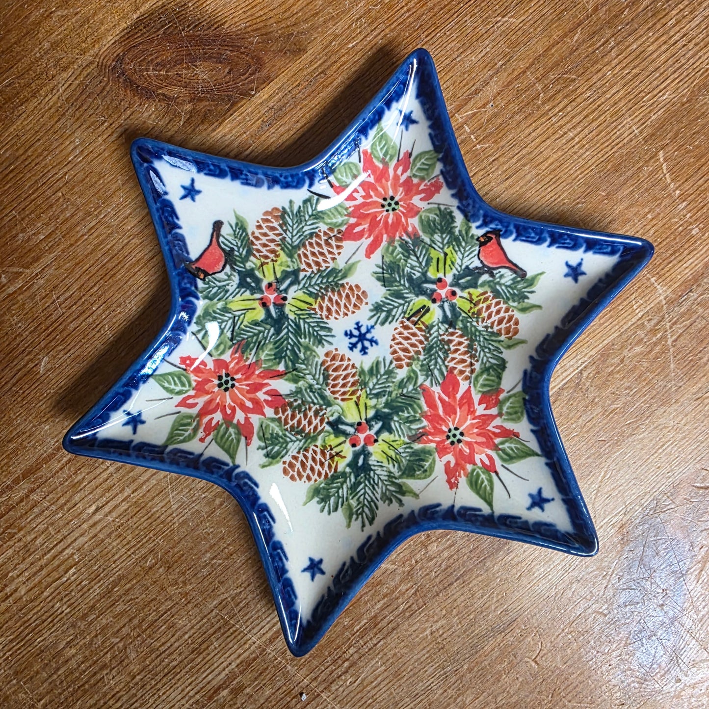 Plate 6.5" ~ Snowflake/star Cardinal pine cones