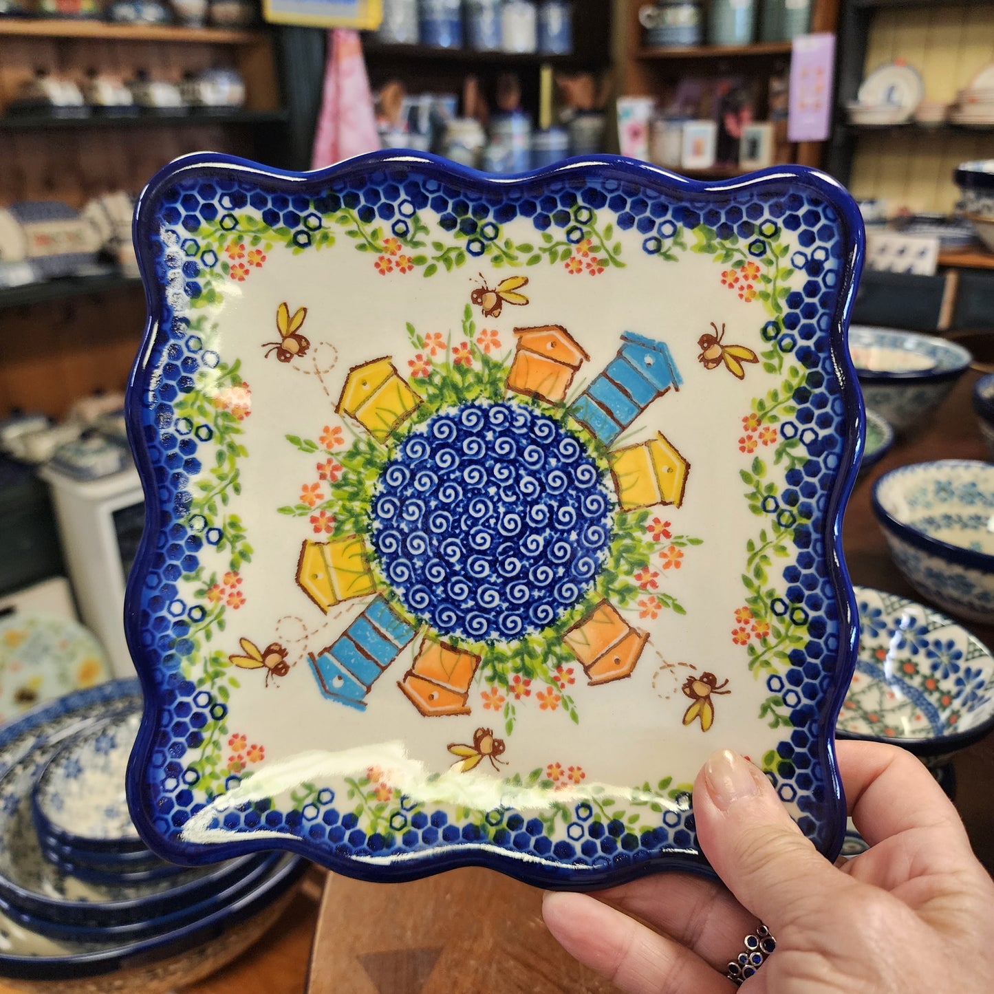 Plate Ruffle 7" Bee Hive 1042