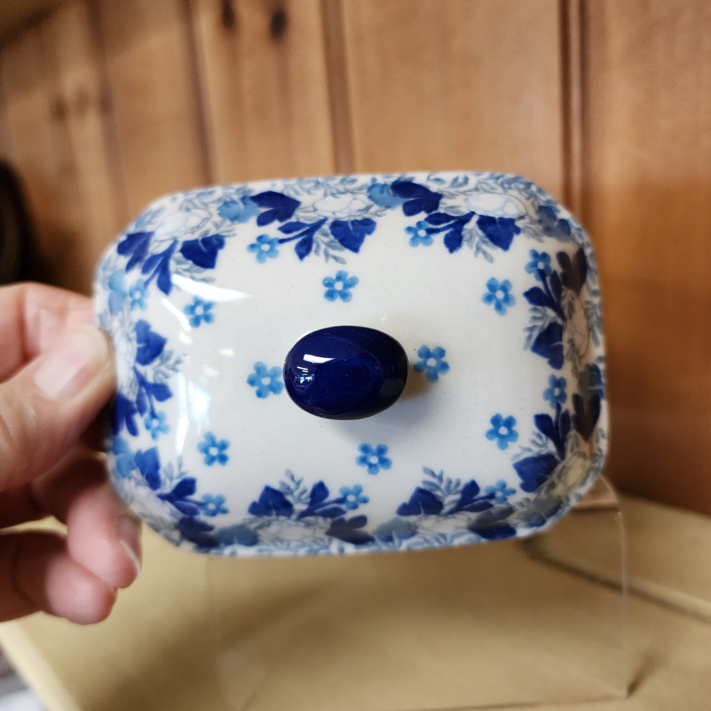 Covered Container   3.25"H x 3.5"W x 4.5"L    2222X ~ Snow Poppy