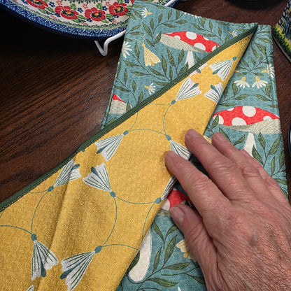 Towel /poly ~ Red Mushroom on green