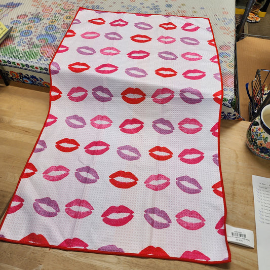 Towel /poly ~ pucker up b158