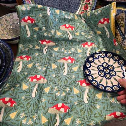 Towel /poly ~ Red Mushroom on green