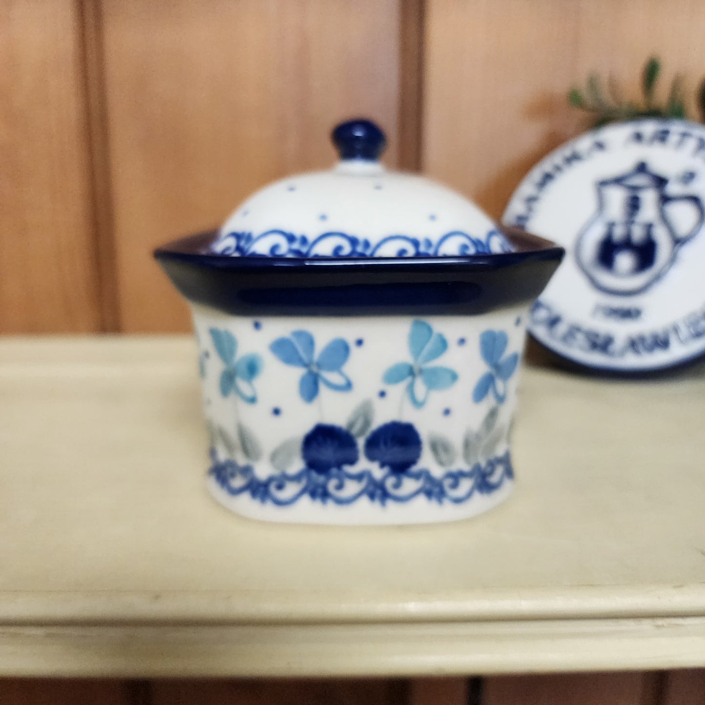 Box Covered Container   3.25"H x 3.5"W x 4.5"L  385-2751X  Blue Orchids pf0526
