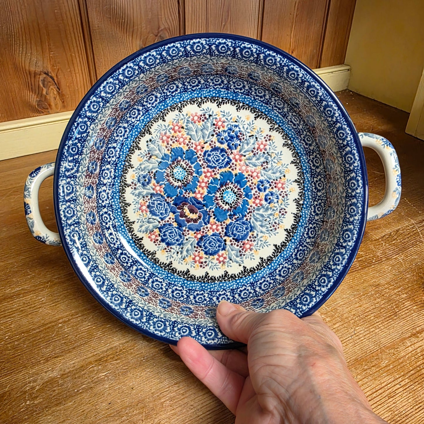 Baker   Round w/ Handles   8" 419- U4129