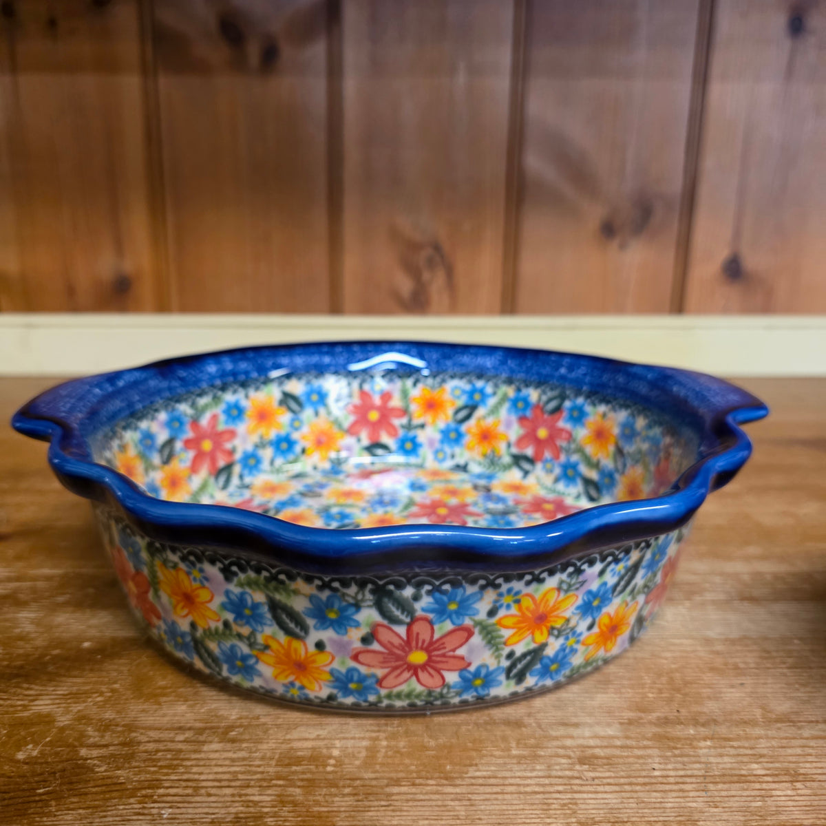 Baker 9"x2" / Round baker Fala w/tab handles/ 403 Red/Yellow Daisy