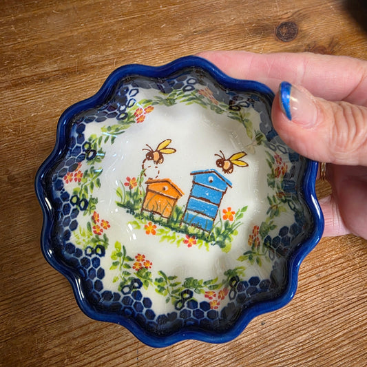 Bowl ~ Fluted Ramekin Bee Hive 1042   4"