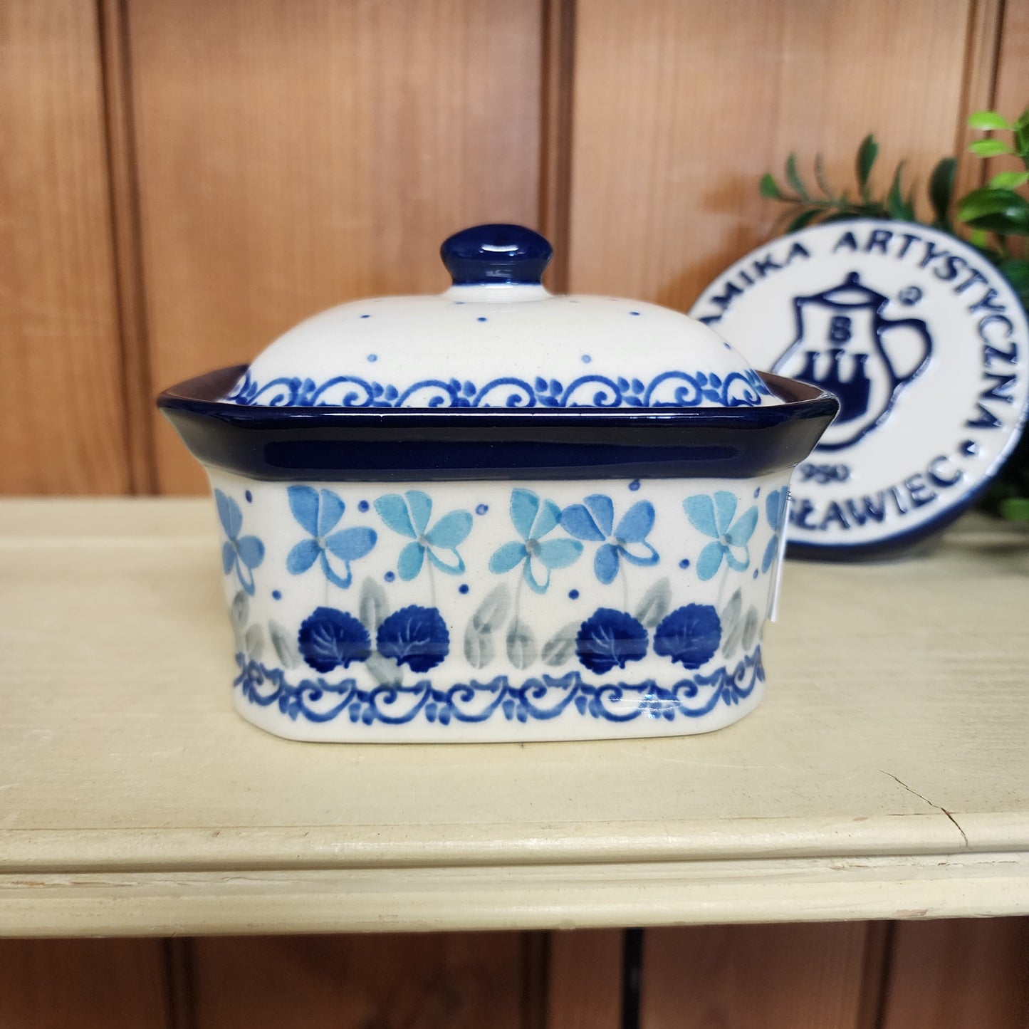 Box Covered Container   3.25"H x 3.5"W x 4.5"L  385-2751X  Blue Orchids pf0526