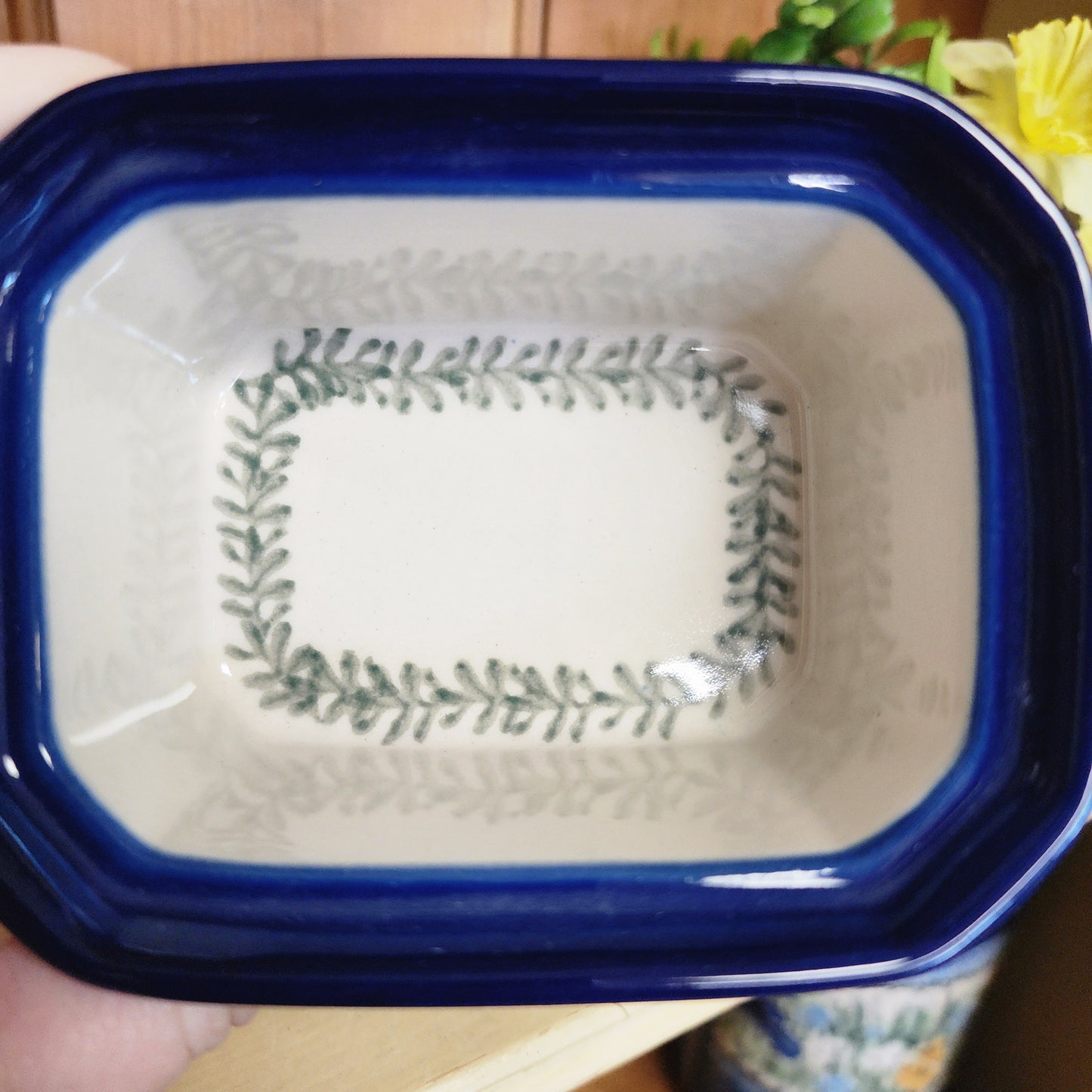 Box Covered Container   3.25"H x 3.5"W x 4.5"L  385-1437X  Crimson Bells pf0526