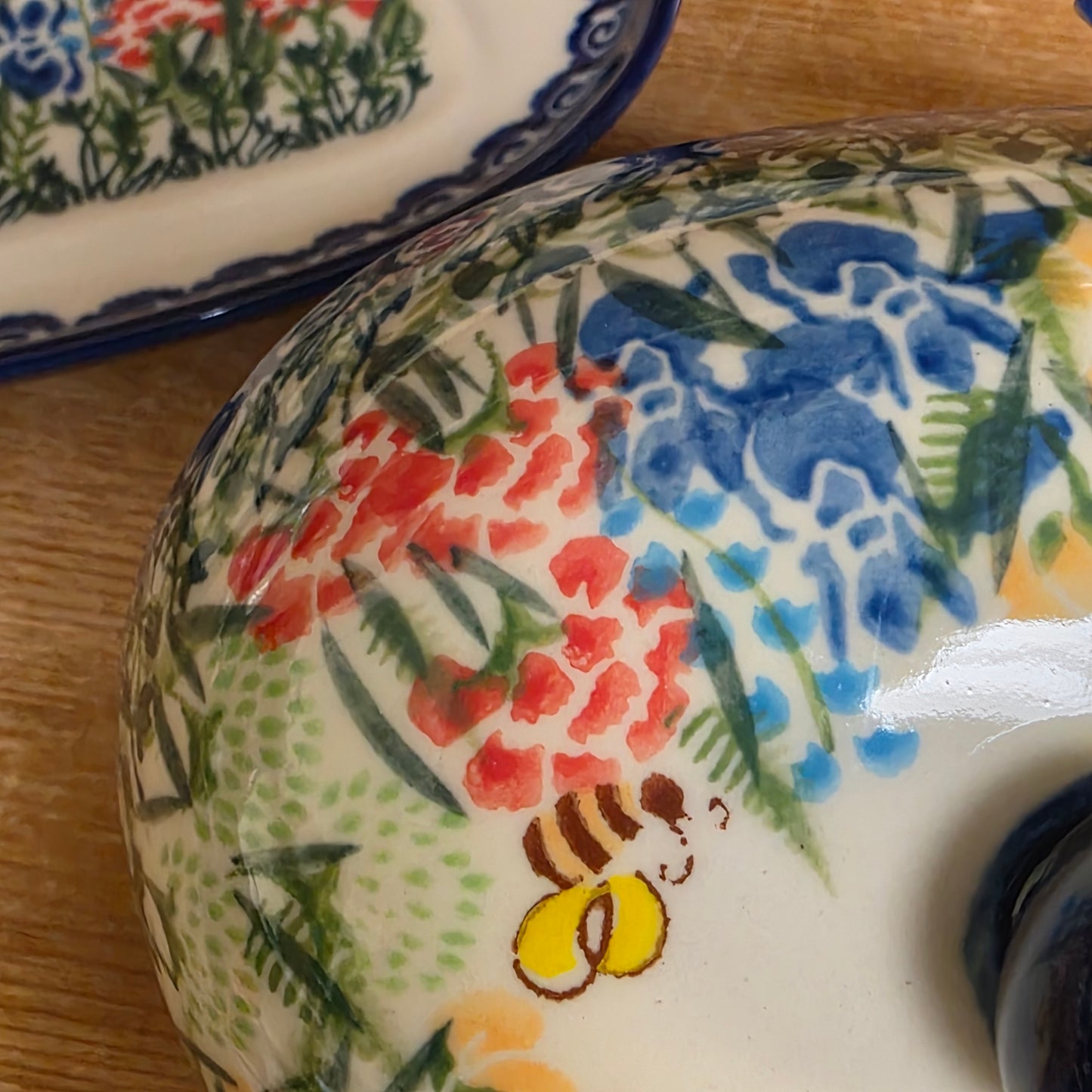 Butter Oval / Bees 552