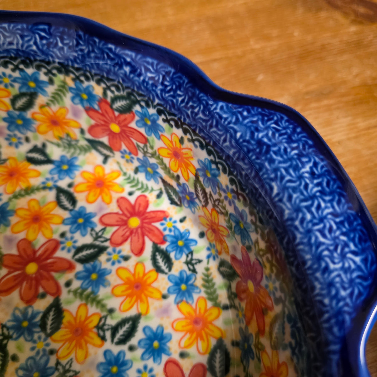 Baker 9"x2" / Round baker Fala w/tab handles/ 403 Red/Yellow Daisy
