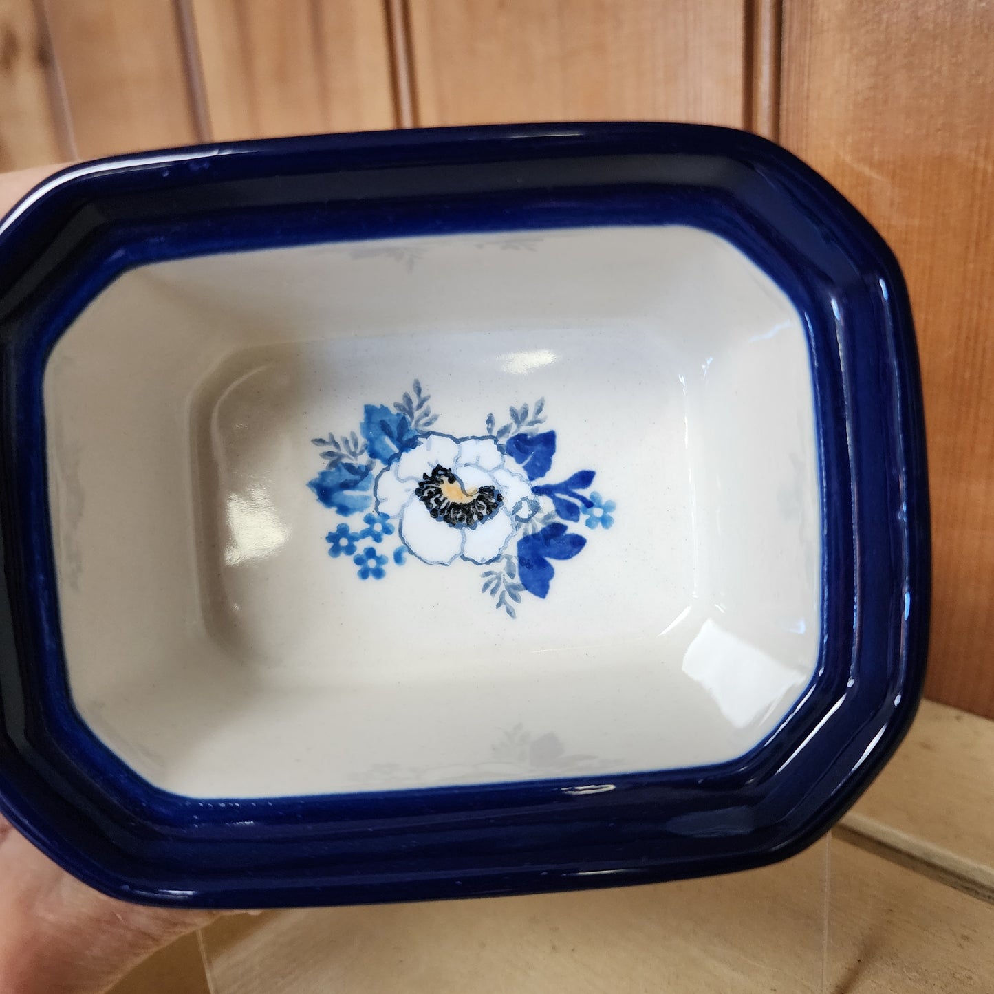 Covered Container   3.25"H x 3.5"W x 4.5"L    2222X ~ Snow Poppy