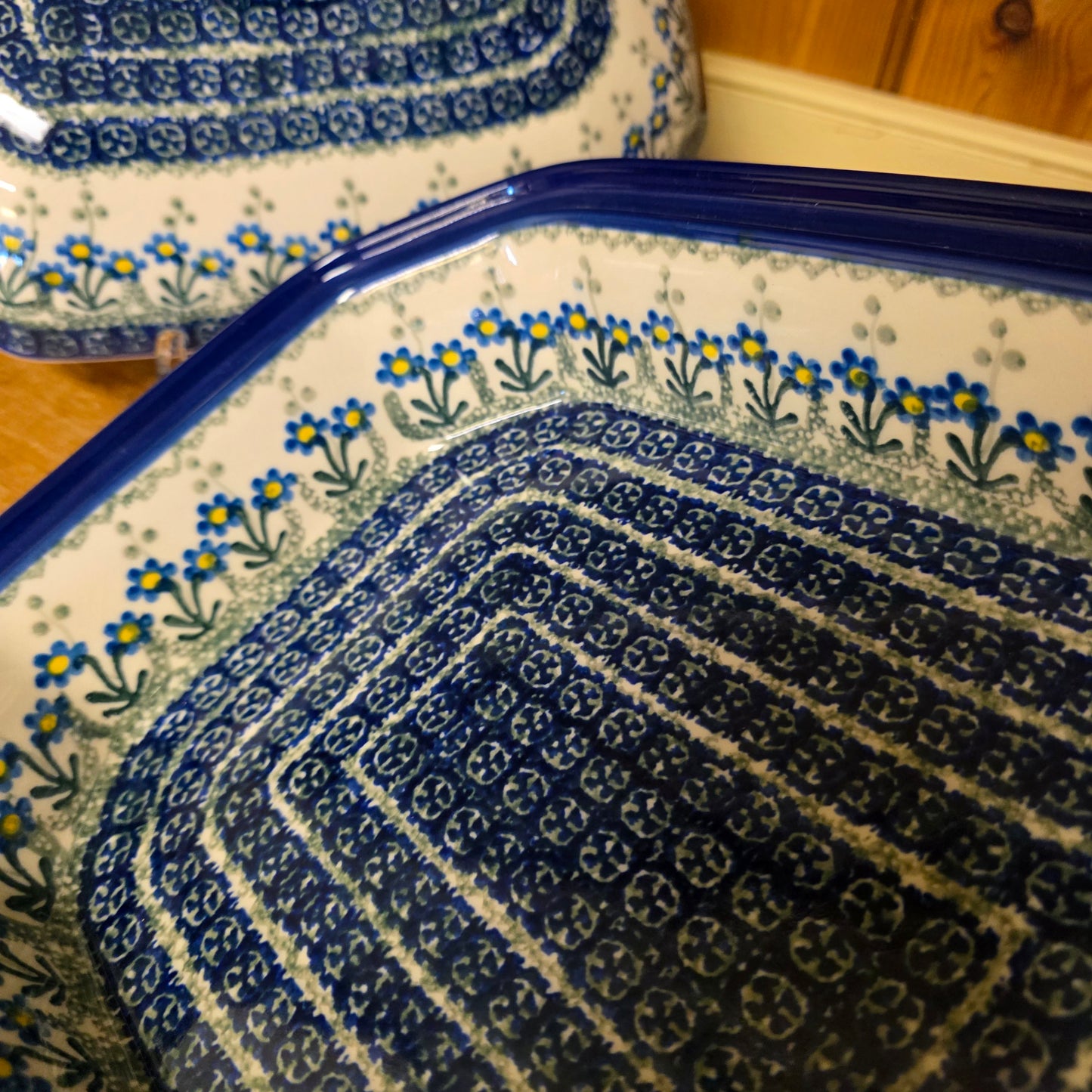 Baker   Covered Casserole   9.5" x 12" 665-0614X  Blue Spring Daisy pf0526