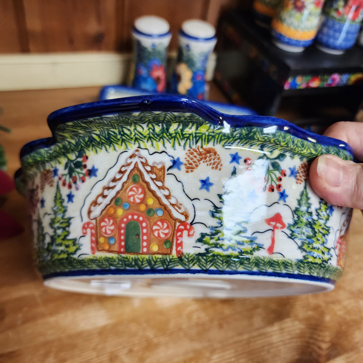 Baker 9"x2" / Round baker Fala w/tab handles/ 1121 Gingerbread House