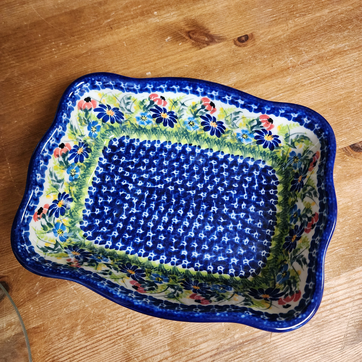 Baker 7.5"x6"x2" / Fala ruffle baker / 947 Blue Field with flowers blue and red