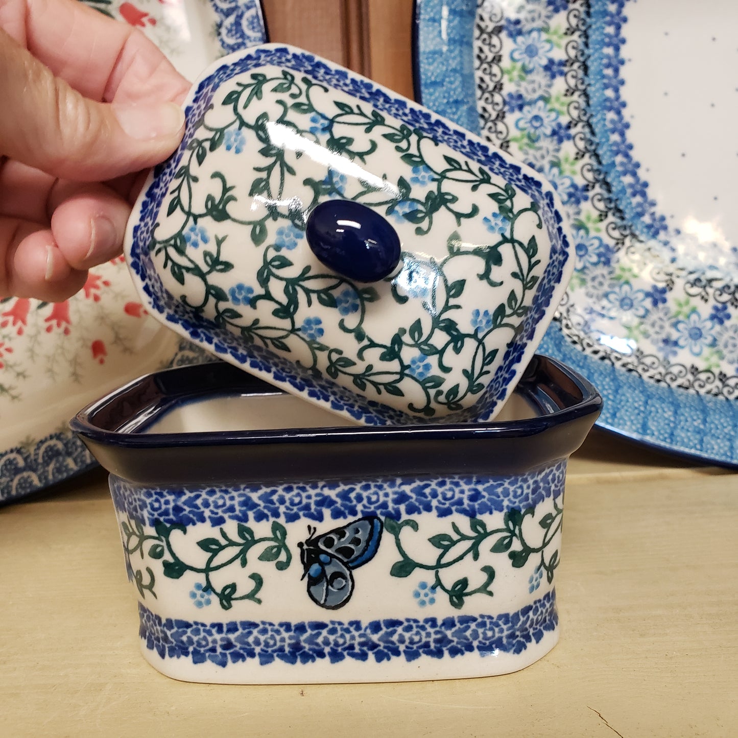 Covered Container ~ 3.25"H x 3.5"W x 4.5"L 385-1934X pf0425