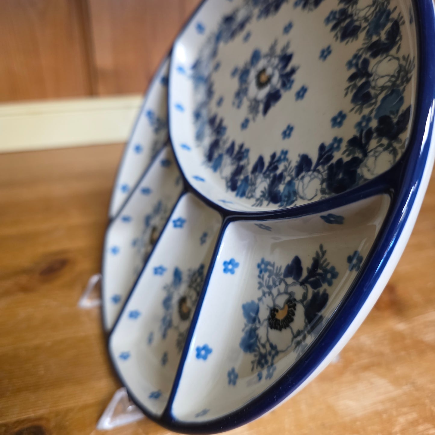 Plate ~ Divided Dish   8.75"  499-2222X  Snow Poppy  small round