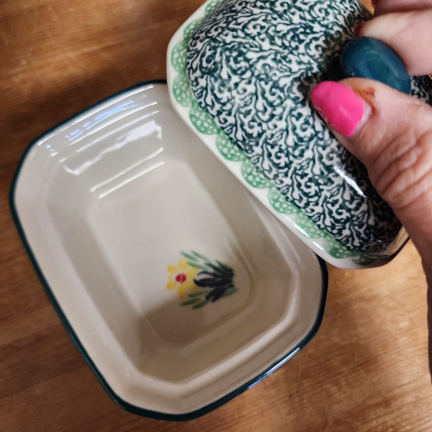 Covered Container ~ 3.25"H x 3.5"W x 4.5"L 385-2777Q Daffodil