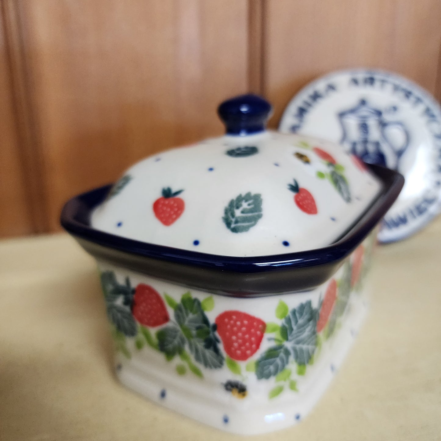 Box Covered Container   3.25"H x 3.5"W x 4.5"L  385-2709X  Strawberry Field pf0526