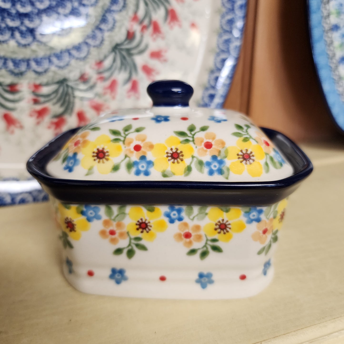 Covered Container ~ 3.25"H x 3.5"W x 4.5"L 385-2225X Buttercup