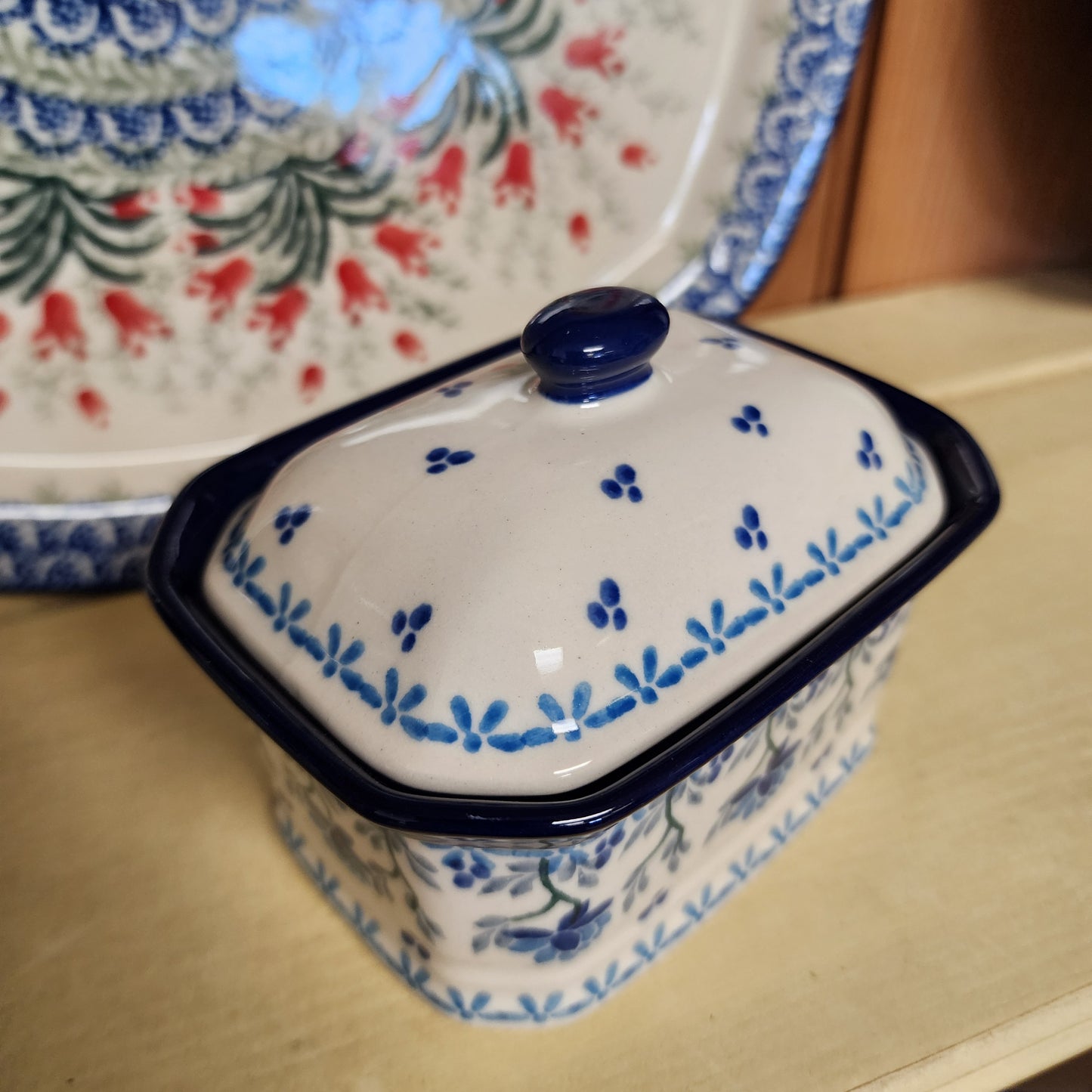 Covered Container ~ 3.25"H x 3.5"W x 4.5"L 385-2524X Clover Fields