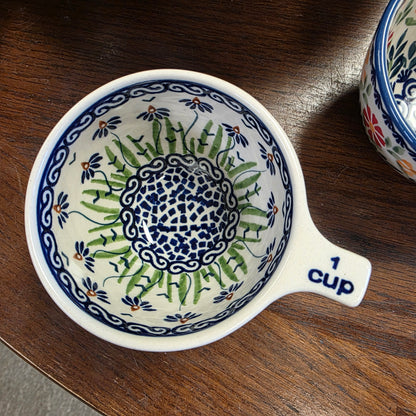 Measuring 1 cup / Addie rc15