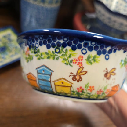 Baker/Bowl tab Handle Bee Hive 1042 / 6"x7" 2 cups