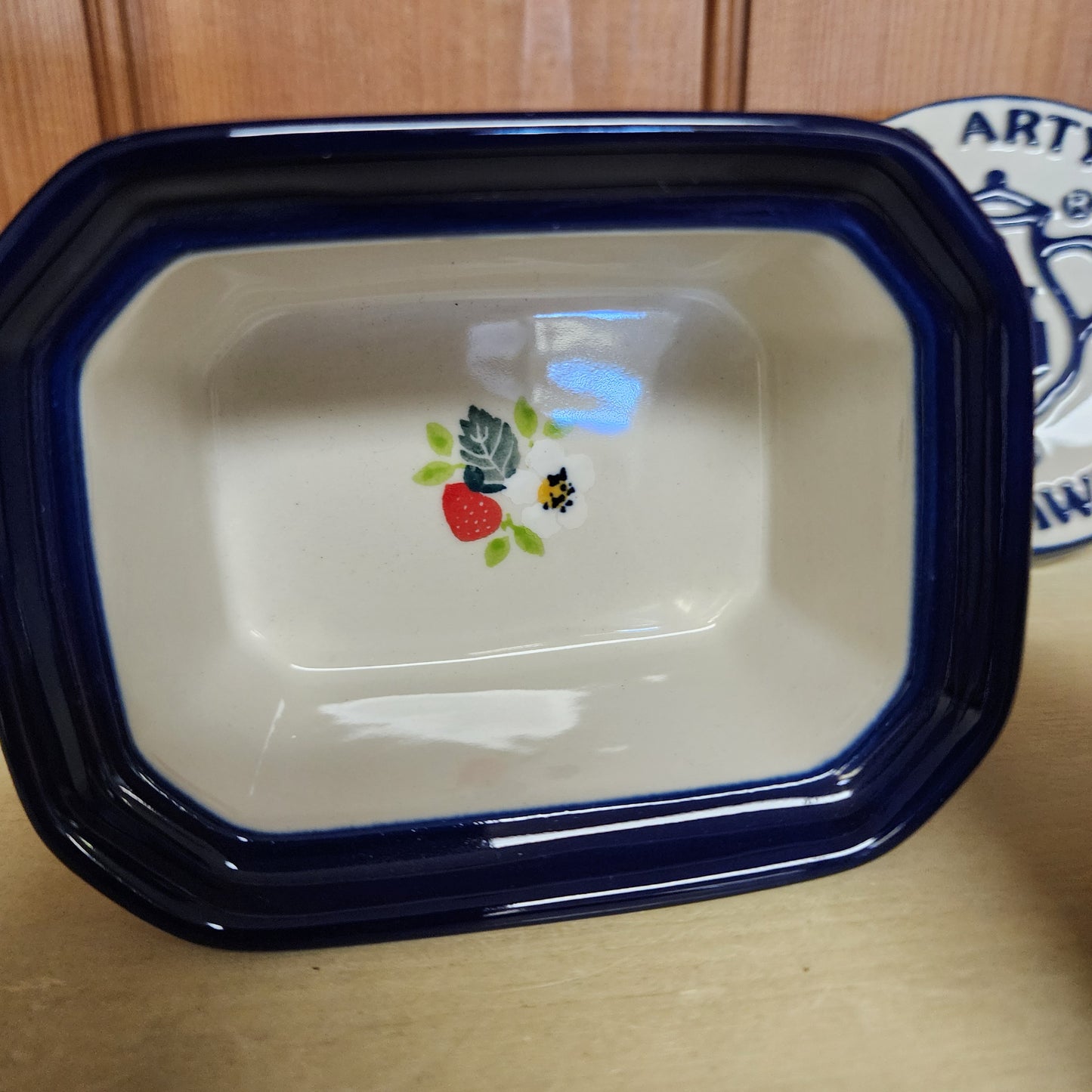 Box Covered Container   3.25"H x 3.5"W x 4.5"L  385-2709X  Strawberry Field pf0526