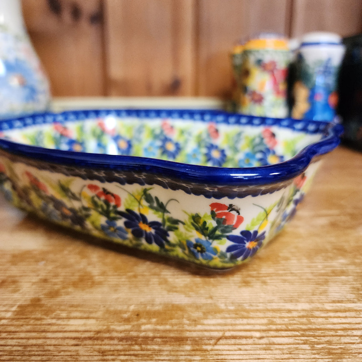 Baker 7.5"x6"x2" / Fala ruffle baker / 947 Blue Field with flowers blue and red