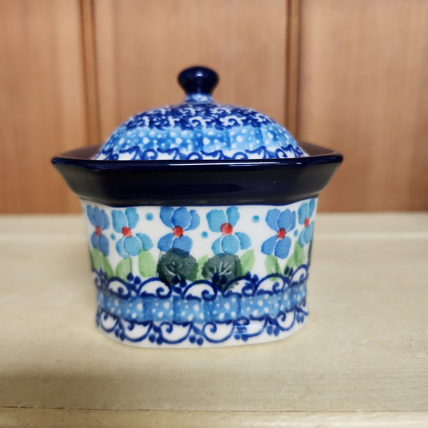 Covered Container   3.25"H x 3.5"W x 4.5"L    2668X ~ Dutch Iris